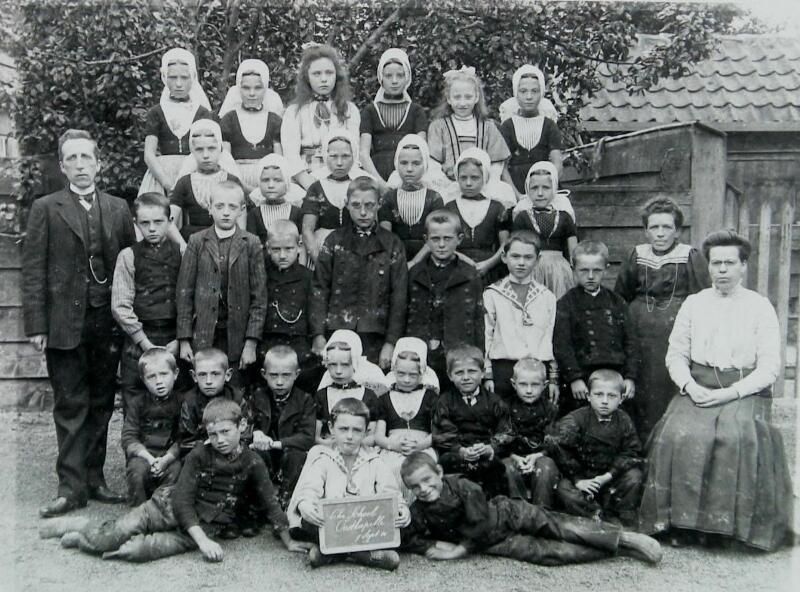 Bestand:Leerlingen van de christelijke lagere school te Oostkapelle (1910) (Beeldbank Zeeland - Zeeuwse Bibliotheek).jpg
