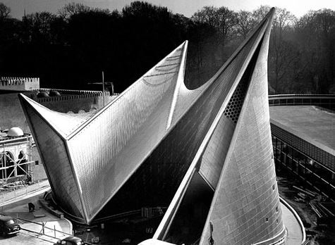 Bestand:Xenakis philipspaviljoen.jpg