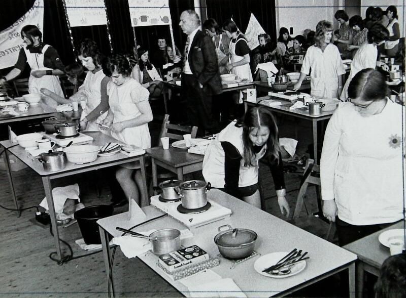 Bestand:Kookles op de huishoud- en nijverheidsschool te Scherpenisse, 1972 (Beeldbank Zeeland - ZB).jpg