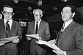 Afscheidsreceptie RIOD directeur de heer Lou de Jong. V.l.n.r. Harry Paape, Lou de Jong en minister Arie Pais, 27 april 1979. Bron: Wikimedia Commons