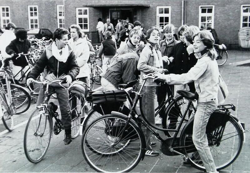 Bestand:Brugklasleerlingen Stedelijke Scholengemeenschap Middelburg, Sint Pieterstraat, 1984 (Beeldbank Zeeland - ZB).jpg
