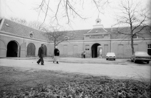 Zeeuws Biologisch Museum bij kasteel Westhove in de voormalige plantenkas/orangerie annex koetshuis; in de 2e helft 18e eeuw gebouwd in opdracht van Mr. Johan Adriaan van der Perre. Foto: J. Wolterbeek, ca. 1980. Bron: ZB, Beeldbank Zeeland, nr. 124222