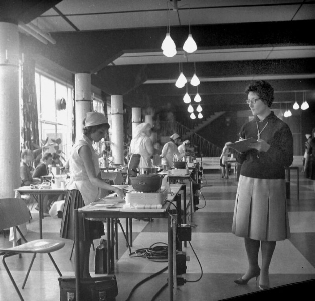 Bestand:Landbouwhuishoudonderwijs 131896.jpg